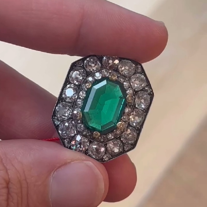4.92 Carats Stunning Emereald Cut Zircon And Emerald Necklace