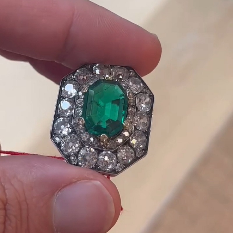 4.92 Carats Stunning Emereald Cut Zircon And Emerald Necklace
