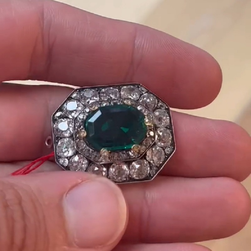 4.92 Carats Stunning Emereald Cut Zircon And Emerald Necklace