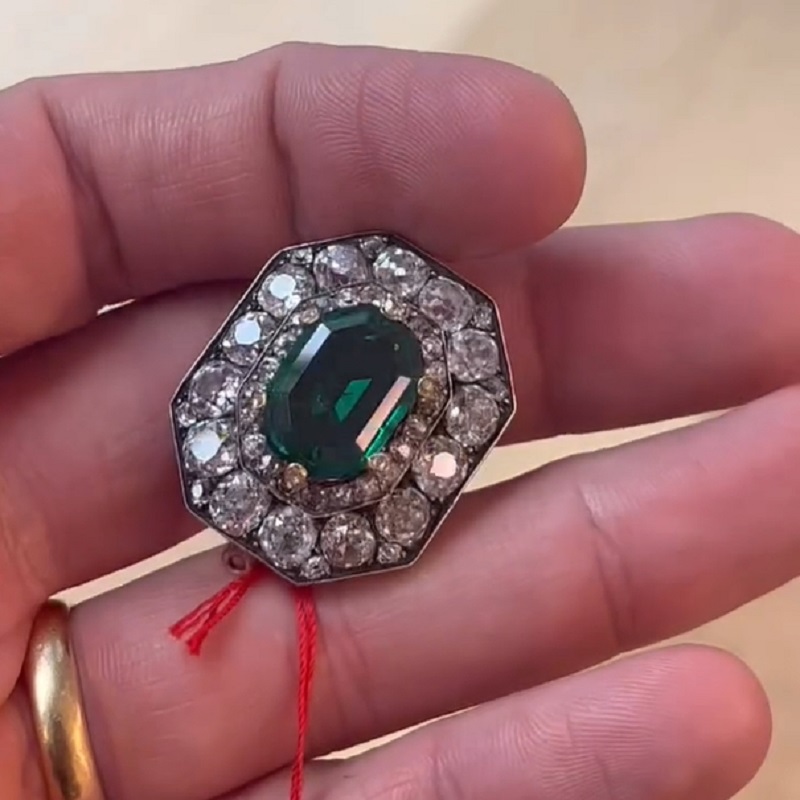 4.92 Carats Stunning Emereald Cut Zircon And Emerald Necklace