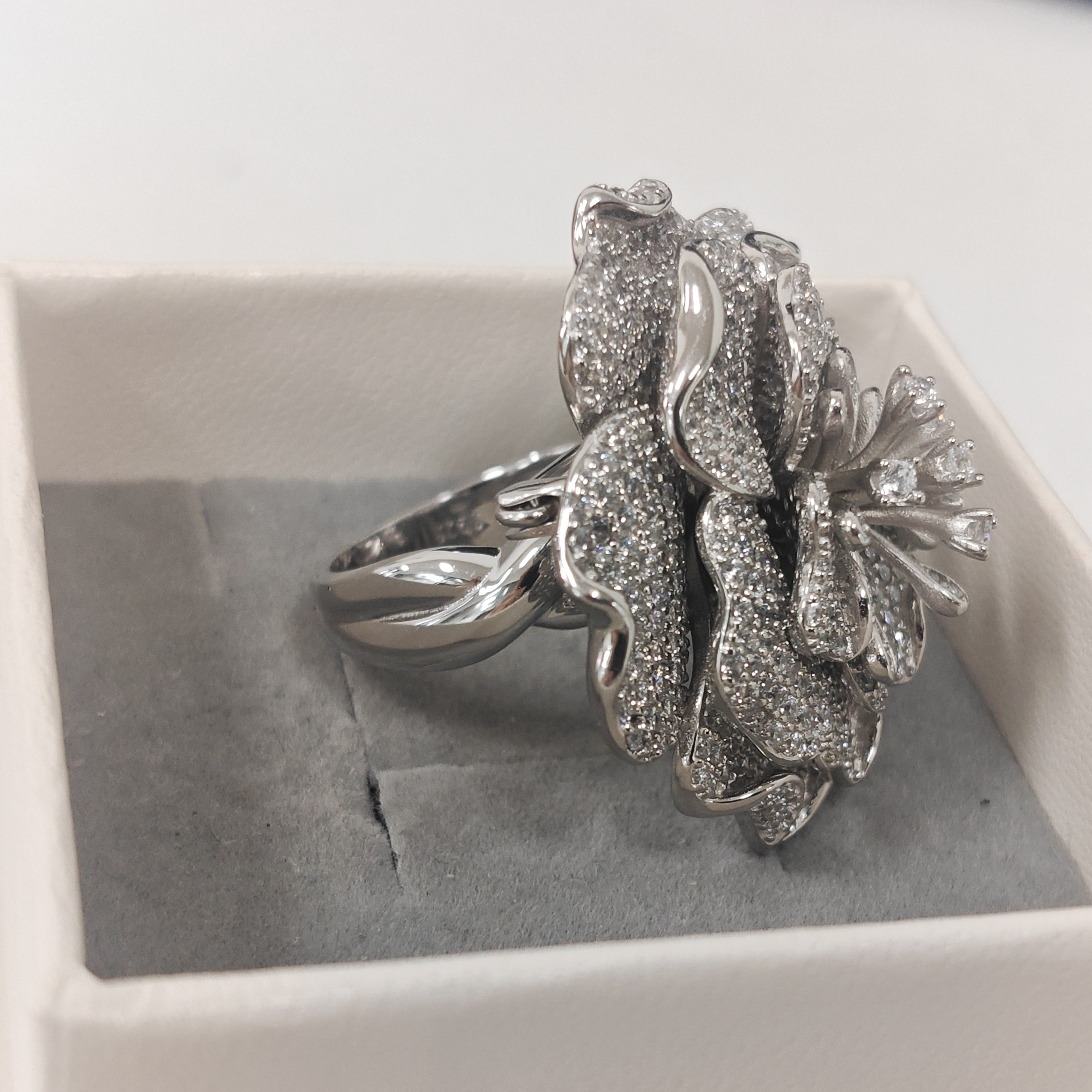 Floral Design 2-in-1 Convertible Cocktail Ring & Brooch