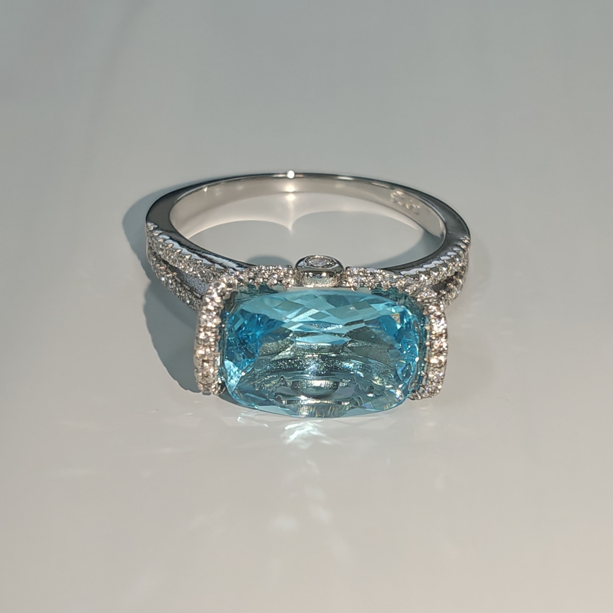 2.0ct Oval Cut Natural Aquamarine Ring In 18K White Gold