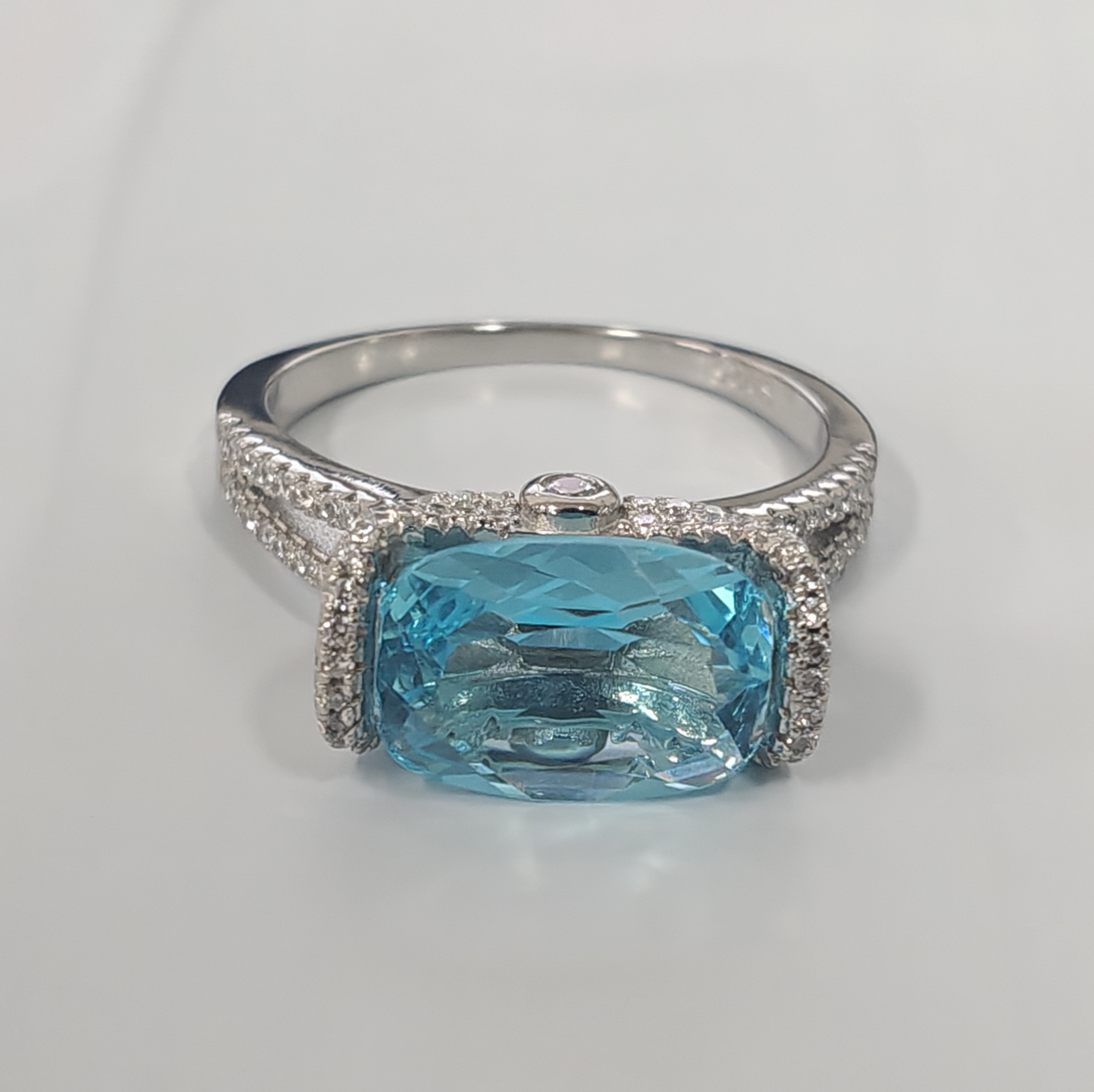 2.0ct Oval Cut Natural Aquamarine Ring In 18K White Gold