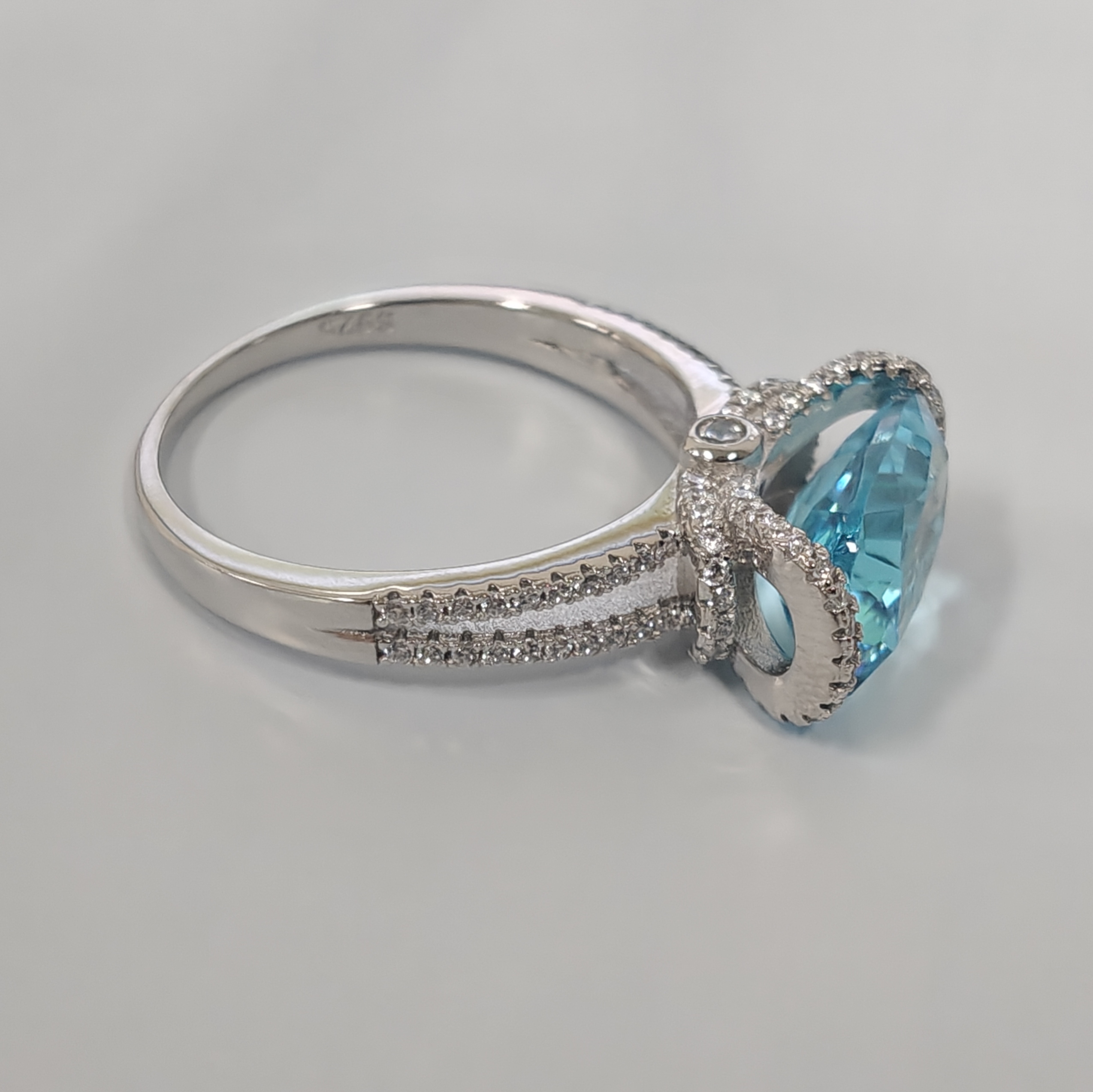 2.0ct Oval Cut Natural Aquamarine Ring In 18K White Gold