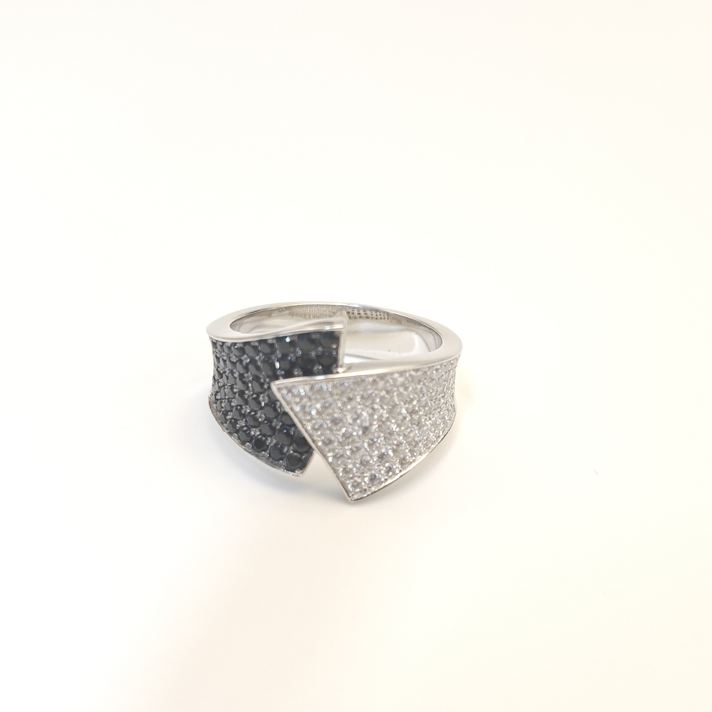 Pavé Setting White Stone & Black Stone Overlap Ring