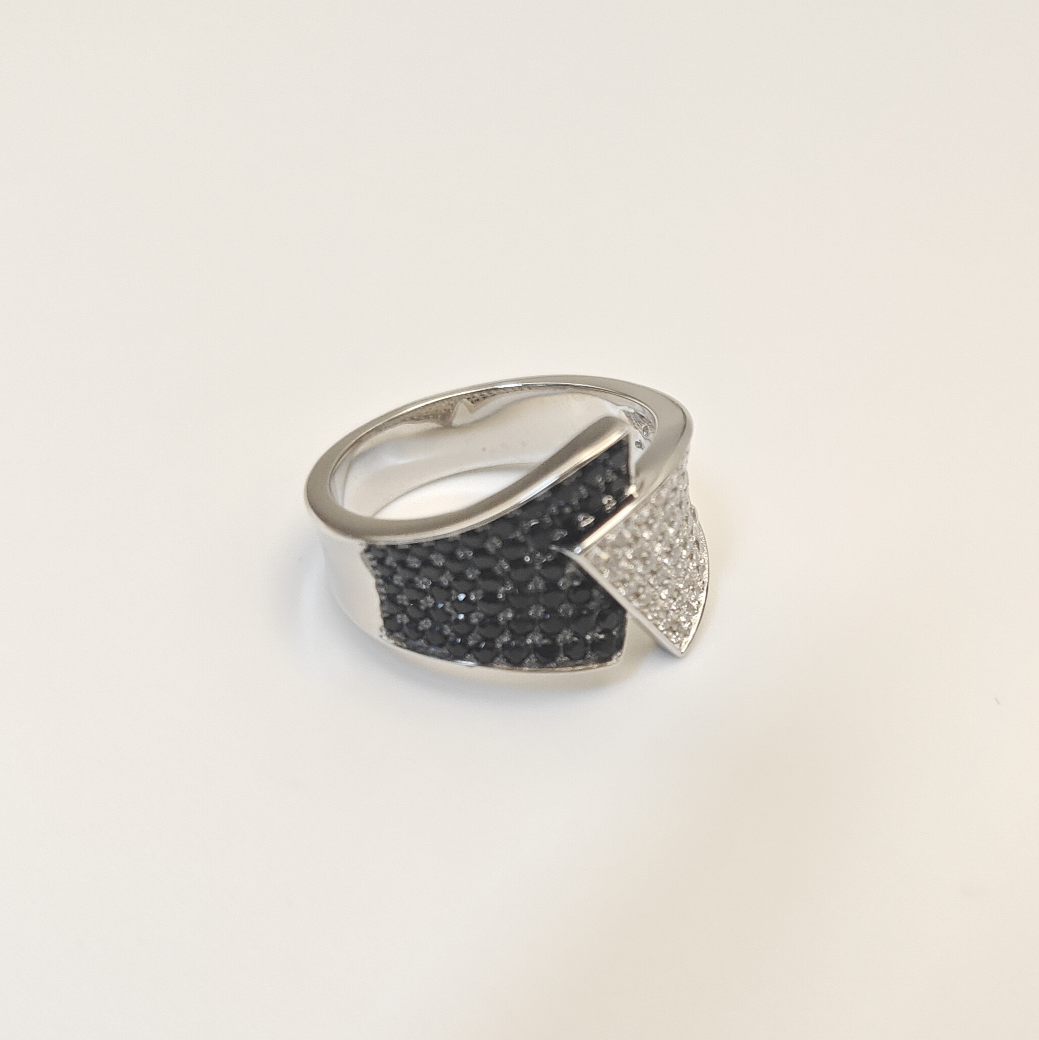 Pavé Setting White Stone & Black Stone Overlap Ring
