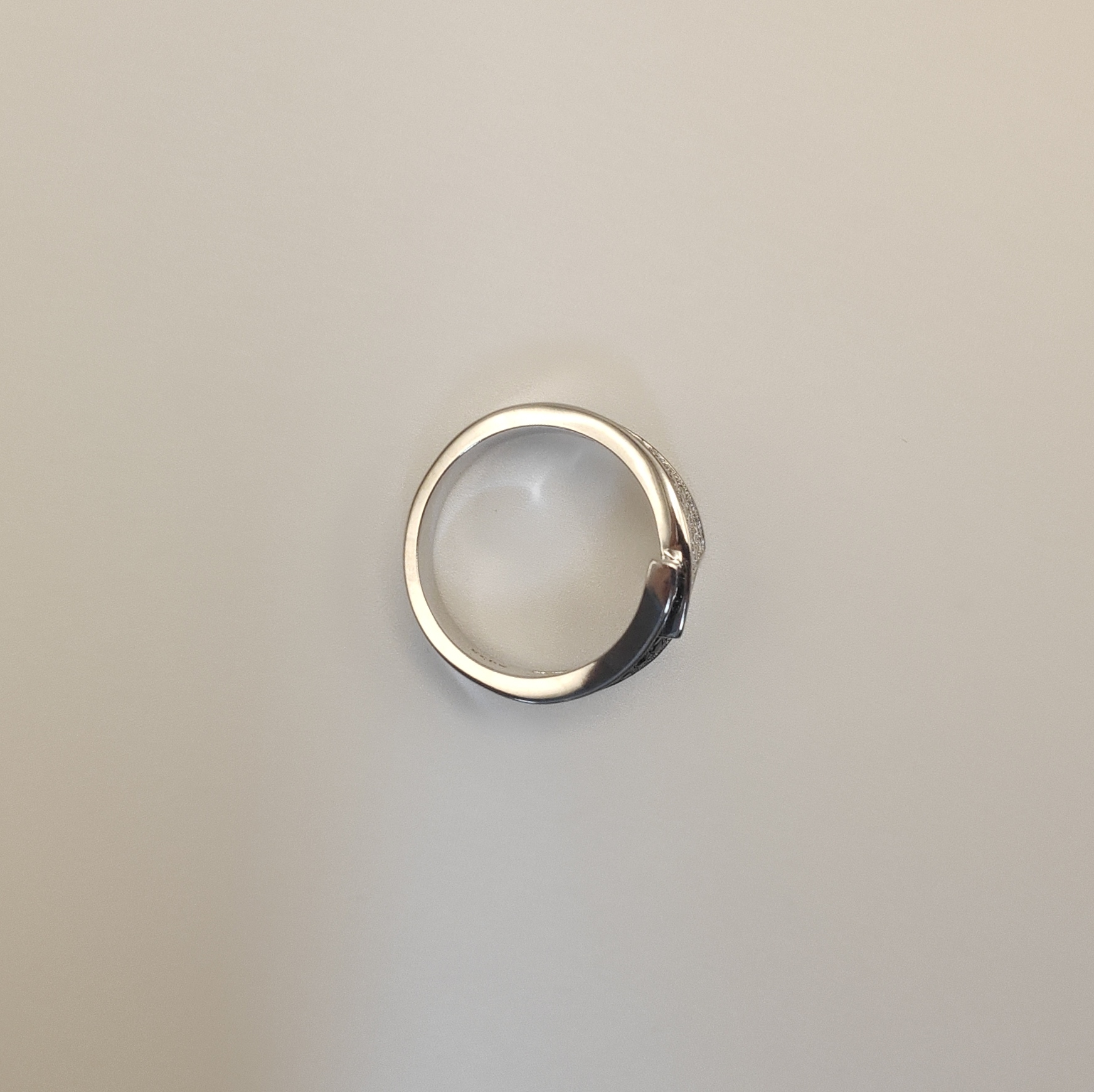 Pavé Setting White Stone & Black Stone Overlap Ring