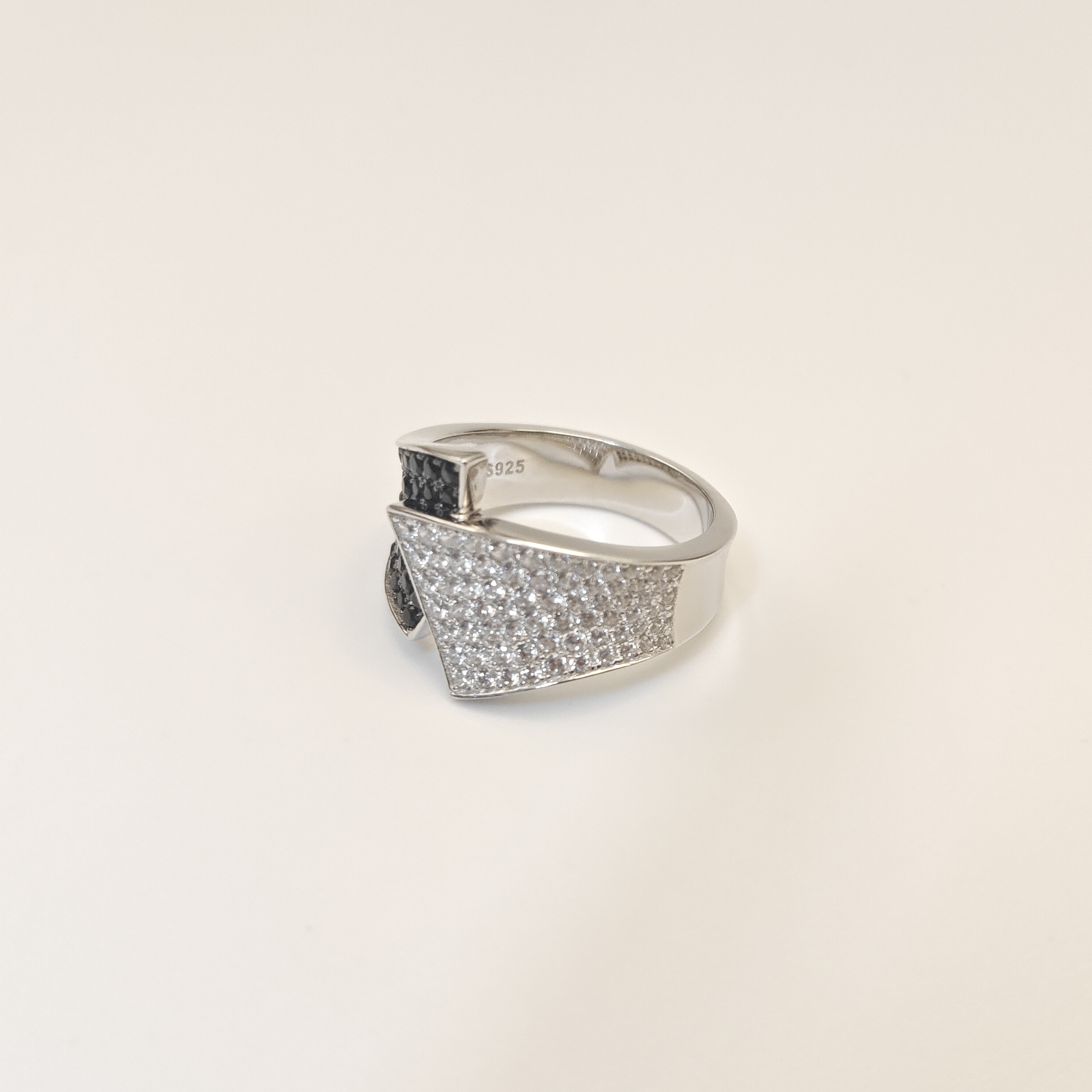 Pavé Setting White Stone & Black Stone Overlap Ring