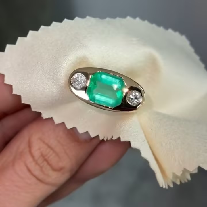 4.24ct  Bezel Setting Colombian Emerald Ring