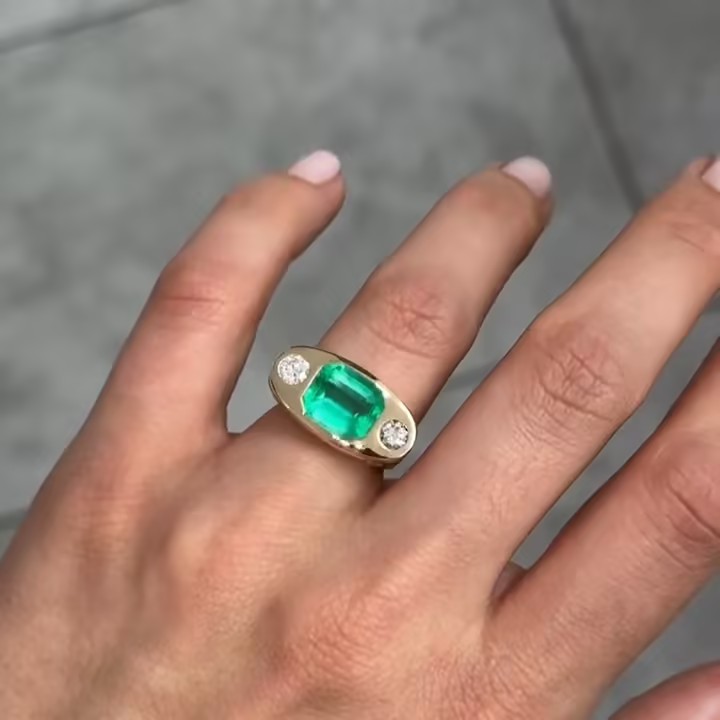 4.24ct  Bezel Setting Colombian Emerald Ring