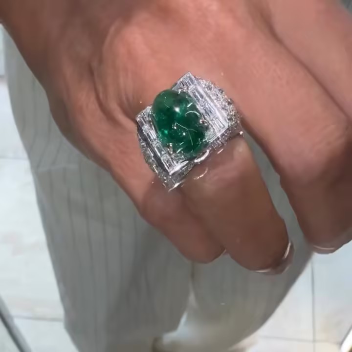Art Deco Setting 7.01ct Cabochon Emerald Green Ring