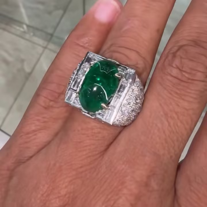 Art Deco Setting 7.01ct Cabochon Emerald Green Ring