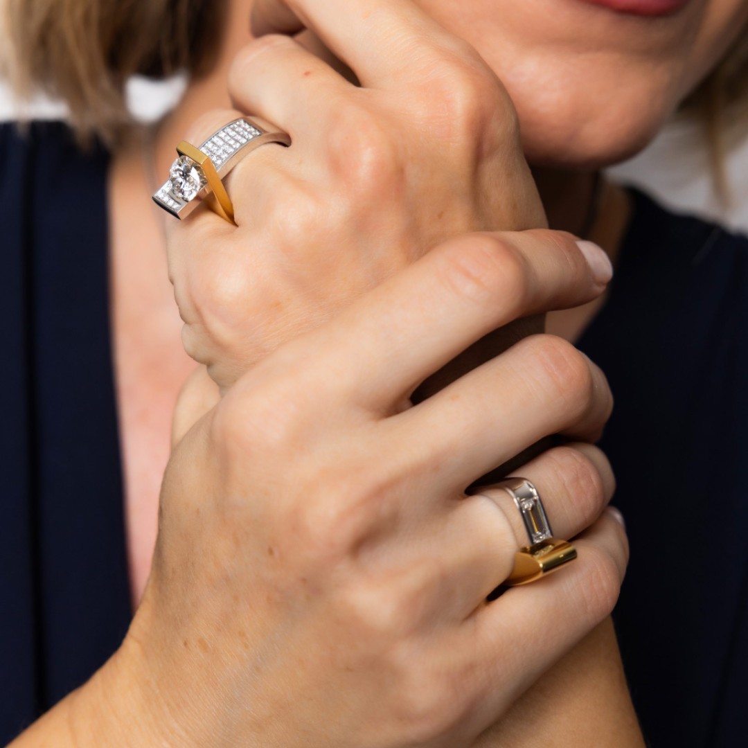 Two-tone Architectural Design Round Stone Ring