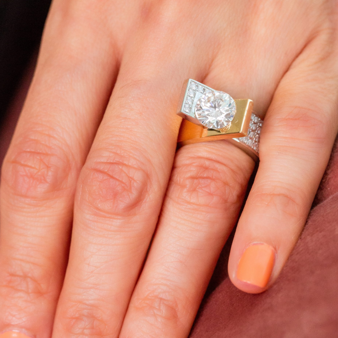 Two-tone Architectural Design Round Stone Ring