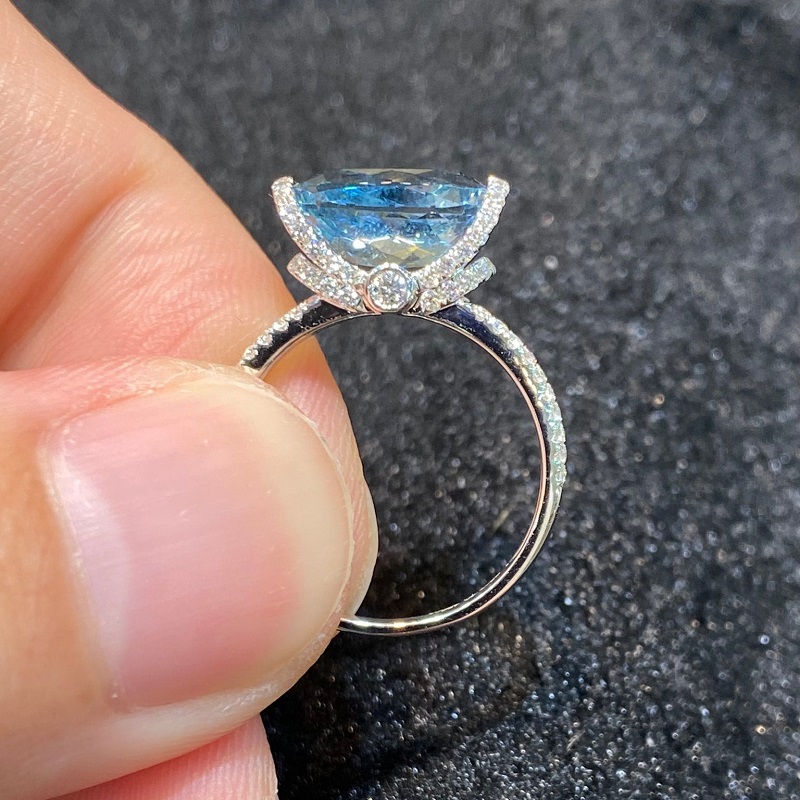 2.0ct Oval Cut Natural Aquamarine Ring In 18K White Gold