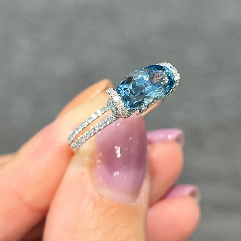 2.0ct Oval Cut Natural Aquamarine Ring In 18K White Gold