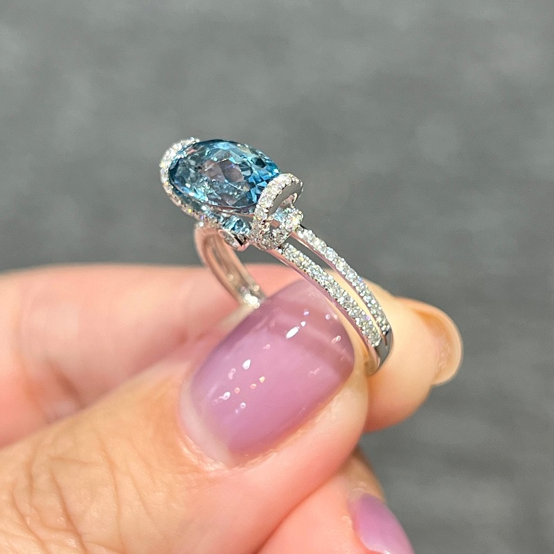 2.0ct Oval Cut Natural Aquamarine Ring In 18K White Gold
