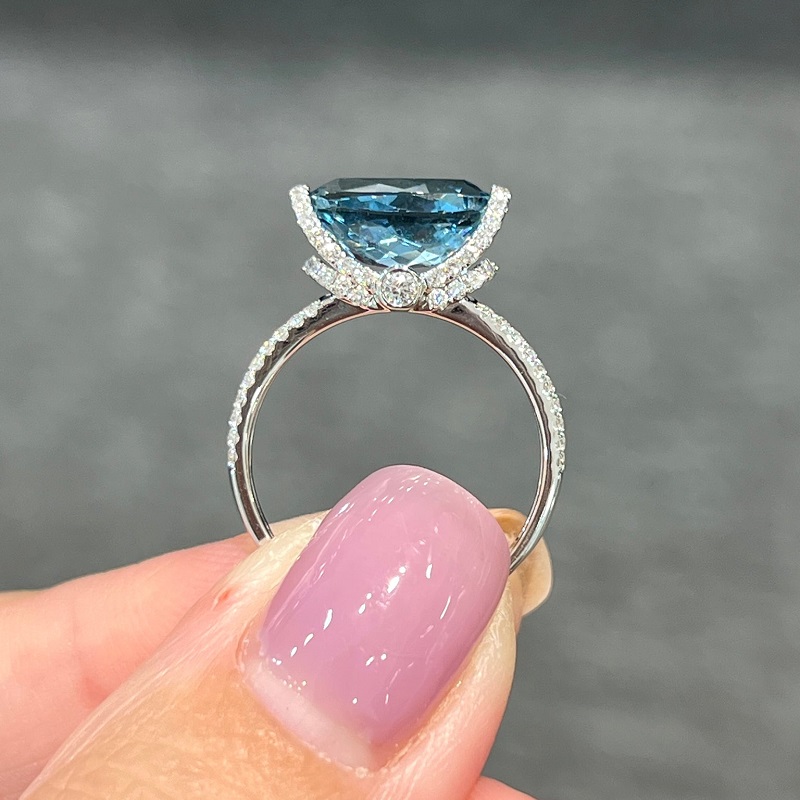 2.0ct Oval Cut Natural Aquamarine Ring In 18K White Gold