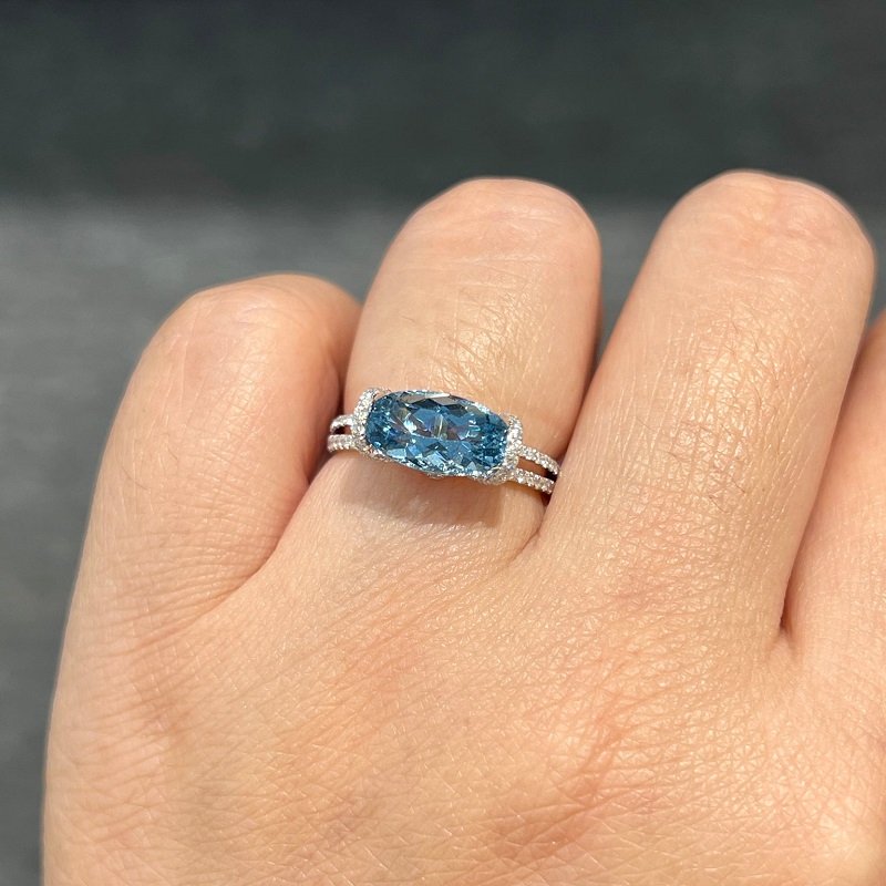 2.0ct Oval Cut Natural Aquamarine Ring In 18K White Gold