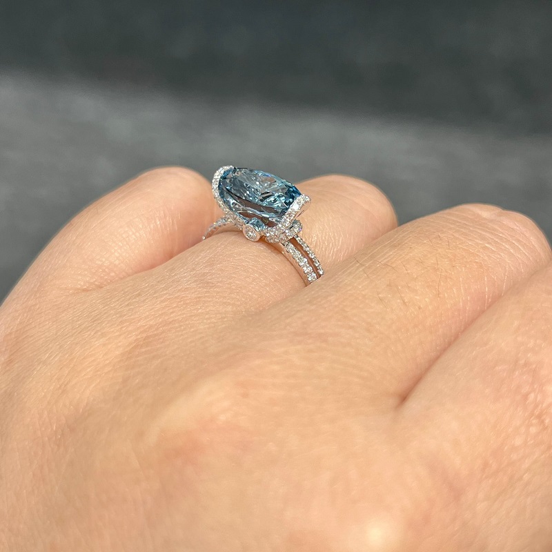 2.0ct Oval Cut Natural Aquamarine Ring In 18K White Gold