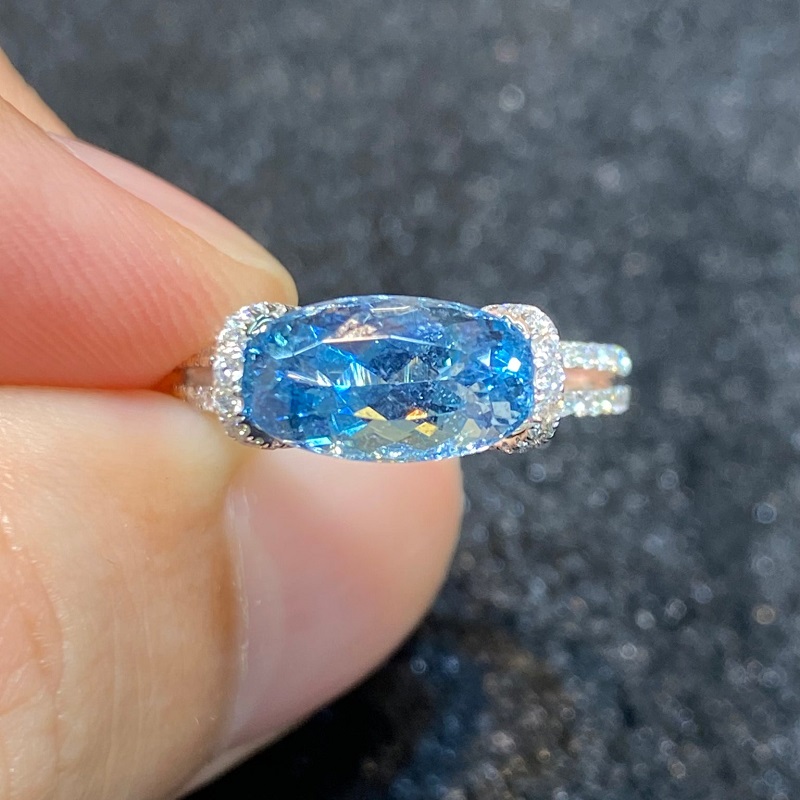 2.0ct Oval Cut Natural Aquamarine Ring In 18K White Gold