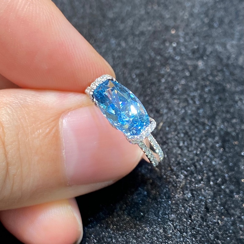 2.0ct Oval Cut Natural Aquamarine Ring In 18K White Gold