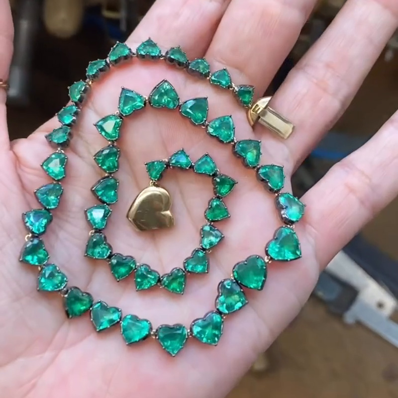 25.6ctw Heart Cut Emerald Handmade Necklace In Yellow Gold