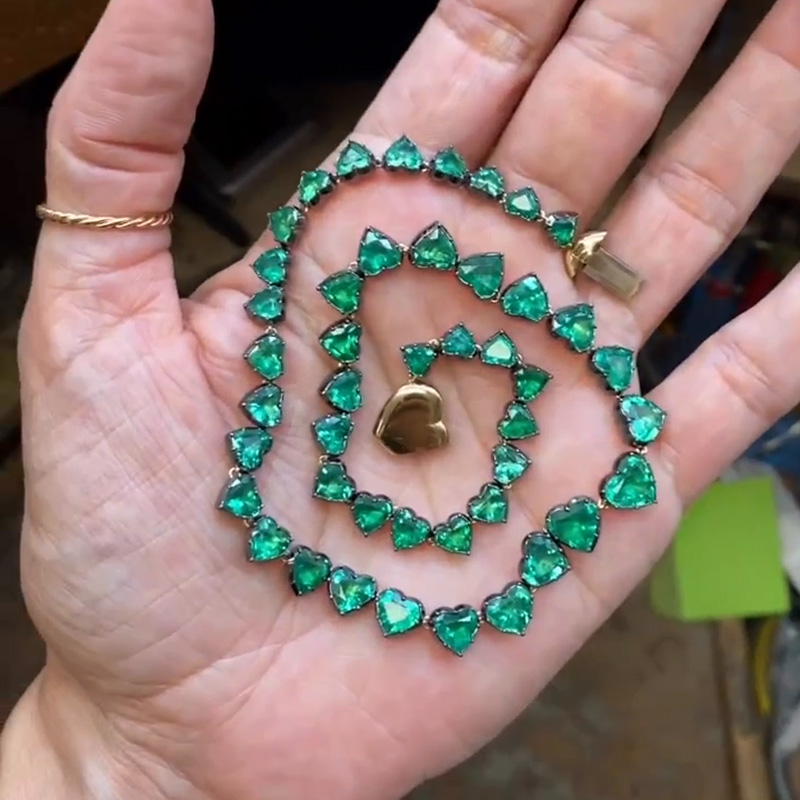 25.6ctw Heart Cut Emerald Handmade Necklace In Yellow Gold
