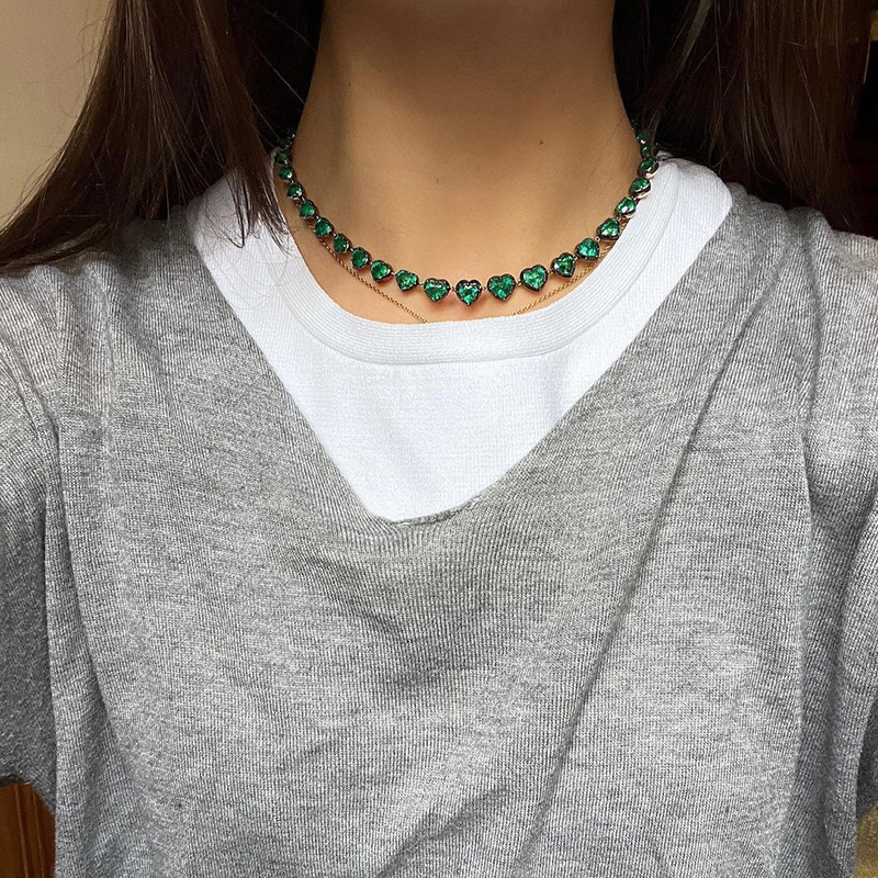 25.6ctw Heart Cut Emerald Handmade Necklace In Yellow Gold