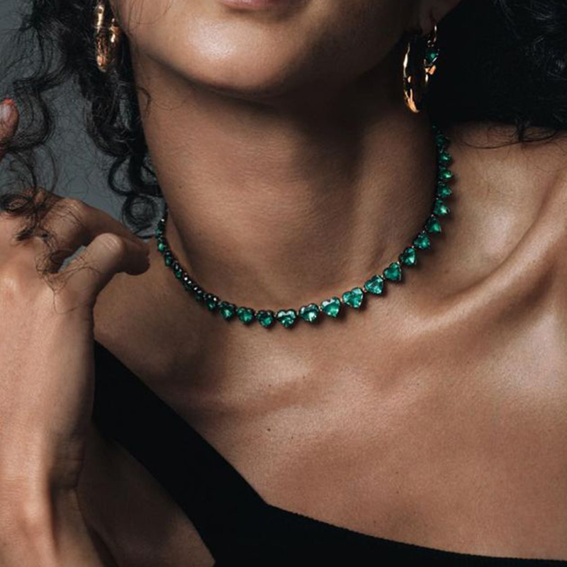 25.6ctw Heart Cut Emerald Handmade Necklace In Yellow Gold