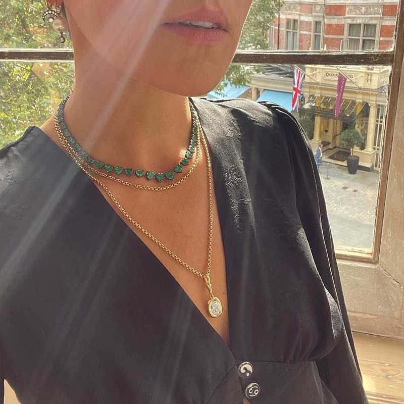 25.6ctw Heart Cut Emerald Handmade Necklace In Yellow Gold