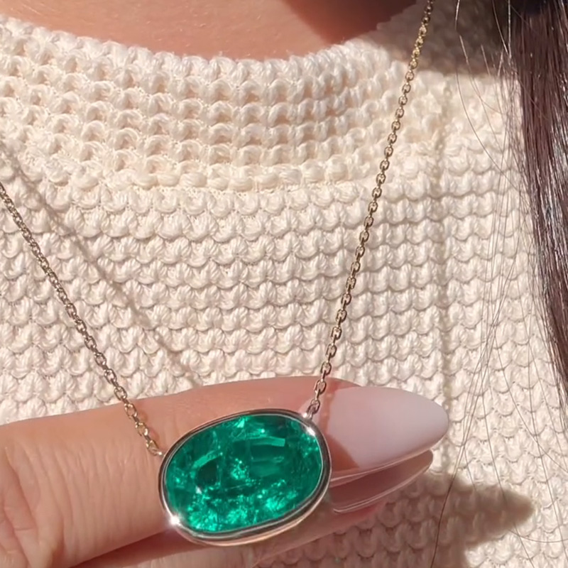 11.3ct Oval Cut Emerald Yellow Gold Necklace