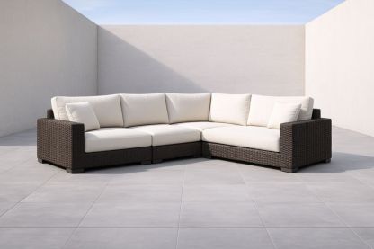 Canapé d'angle extérieur en résine tressée marron avec coussins crème