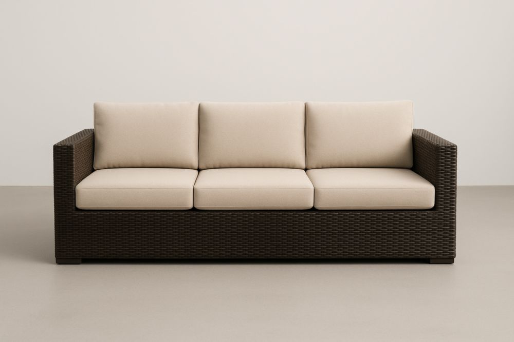 Divano da tre posti da giardino in rattan sintetico marrone con cuscini in tessuto poliestere avorio