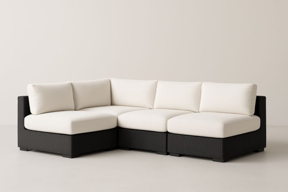 Divano angolare modulare da giardino in rattan con cuscini bianchi
