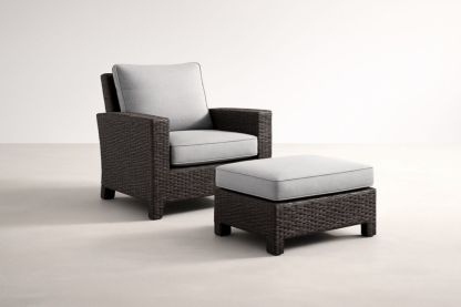 Fauteuil de détente avec repose-pieds et coussins gris