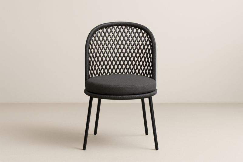 Chaise de jardin en acier avec assise en tissu gris et dossier en résine tressée