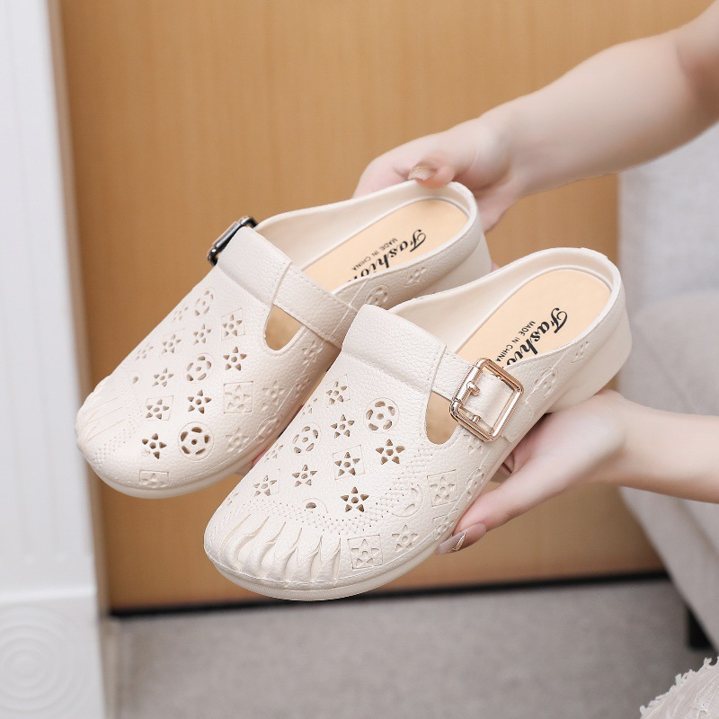 Puha talpú, üreges kialakítású, csúszásmentes, félig fedett szandálok