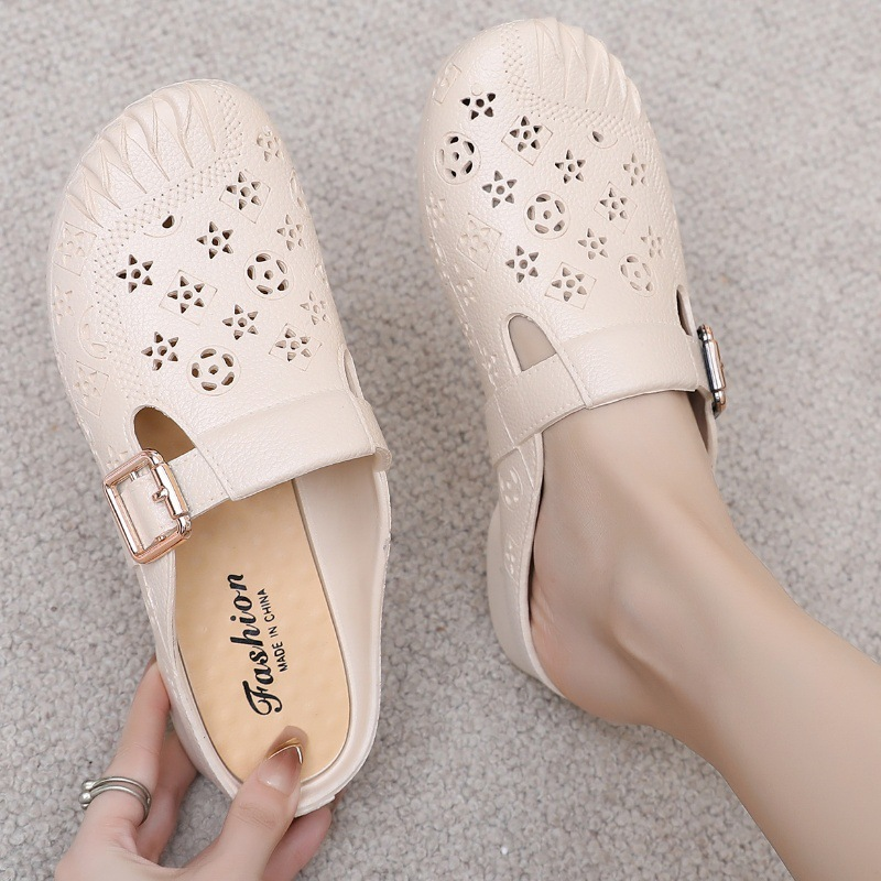 Puha talpú, üreges kialakítású, csúszásmentes, félig fedett szandálok