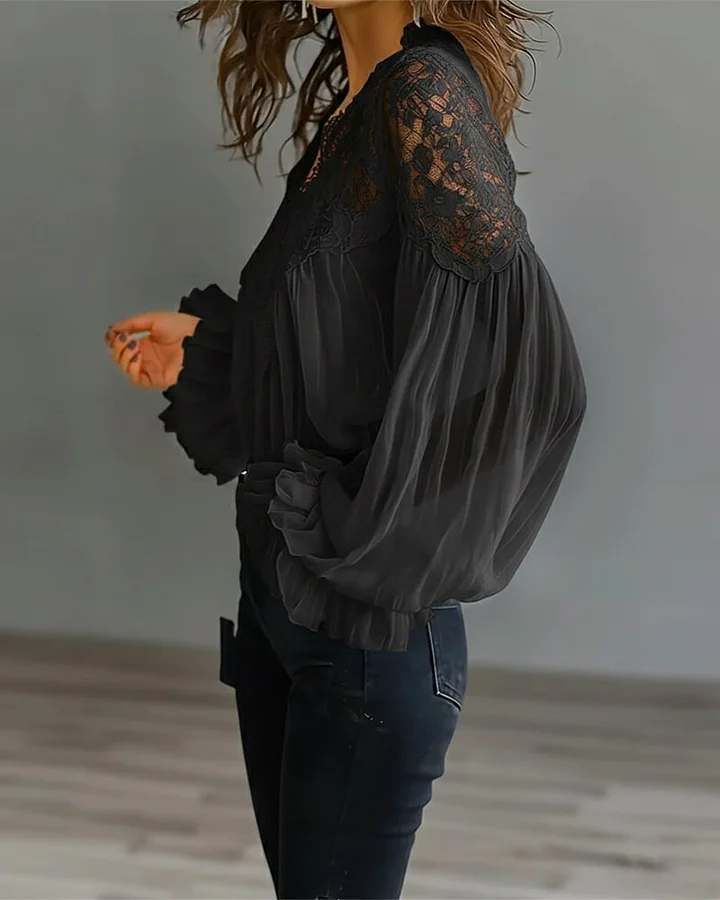 Блуза с ластична ръкавна приставка и V-образно деколте