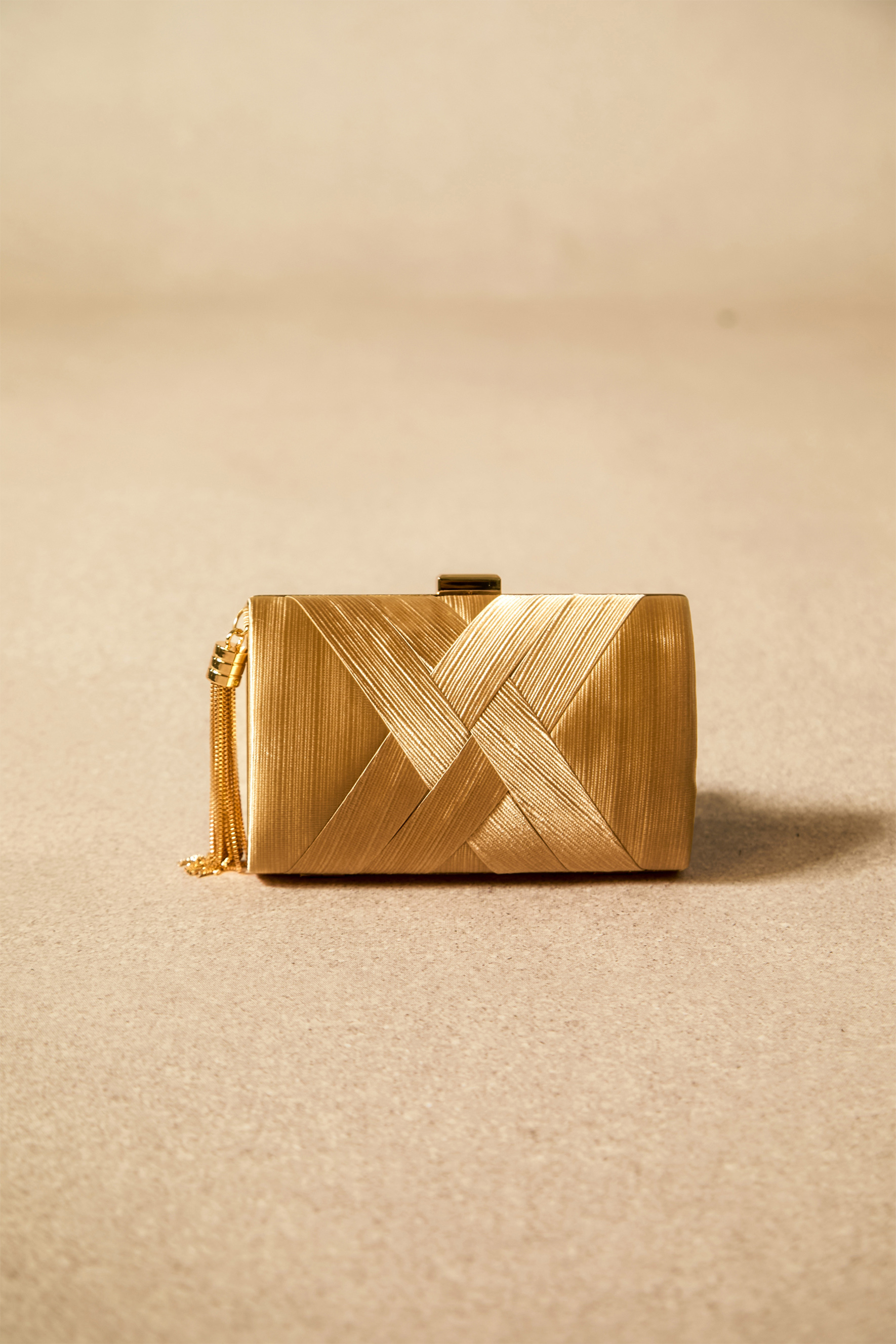 Textured Pattern Tassel Clutch Bag-purelyfable