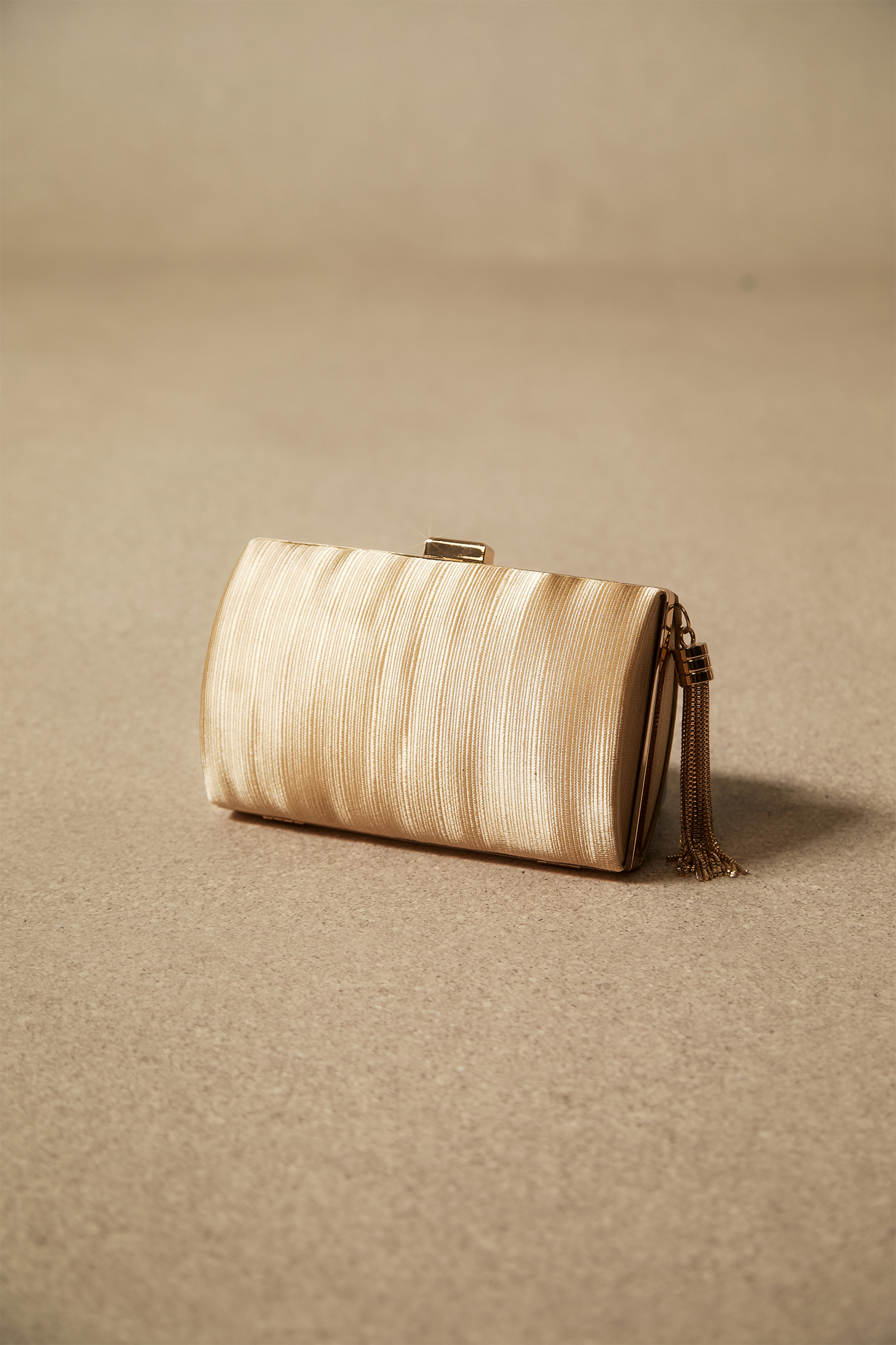Textured Pattern Tassel Clutch Bag-purelyfable