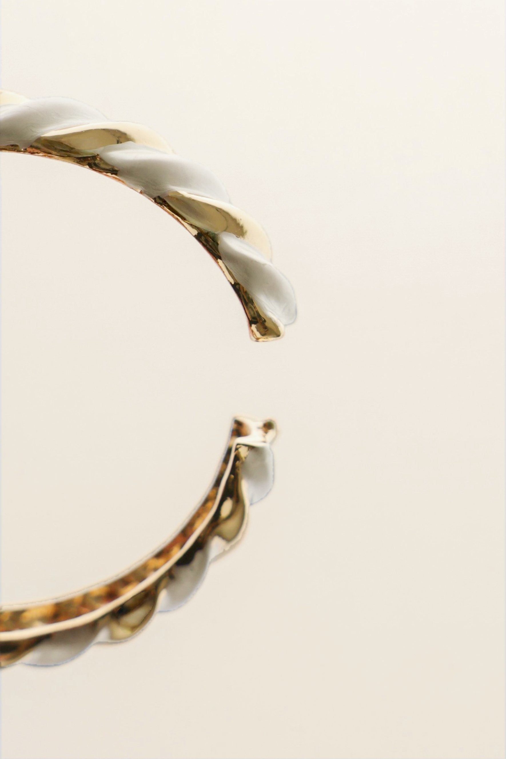 Twisted Mixed-metal Bracelet-purelyfable