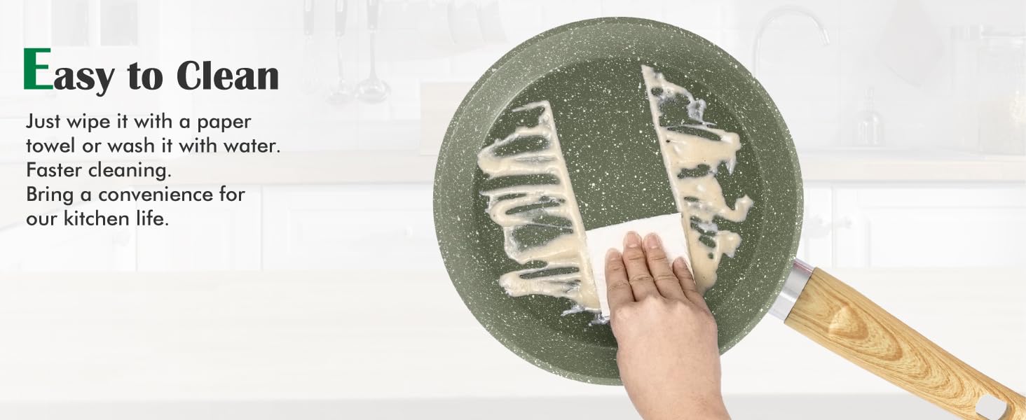 Grüne Keramikpfanne mit Holzgriff, die gereinigt wird. Sie lässt sich leicht mit Seifenwasser und