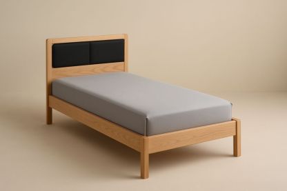 Letto singolo in legno massello con testiera imbottita nero e struttura naturale
