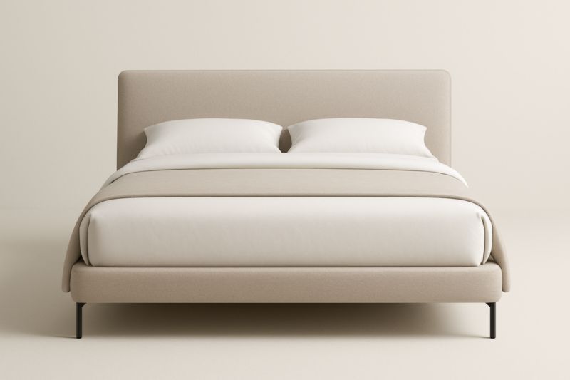 Letto matrimoniale imbottito in tessuto poliestere beige con struttura in legno massello