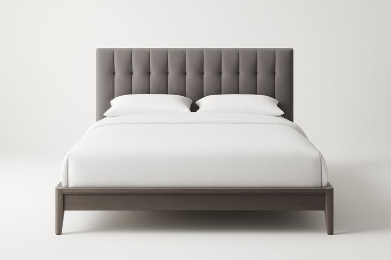 Letto matrimoniale imbottito in tessuto poliestere grigio con struttura in legno massello