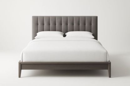 Letto matrimoniale imbottito in tessuto poliestere grigio con struttura in legno massello