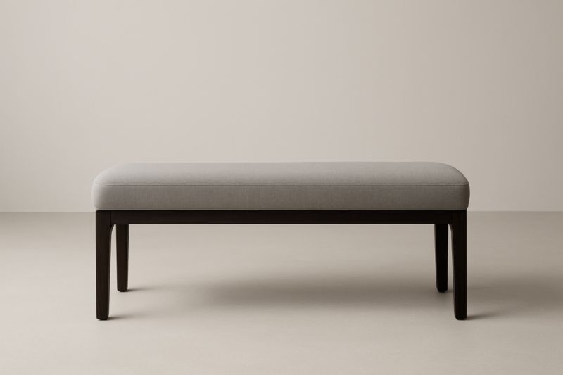 Panca in legno massello con seduta in tessuto grigio