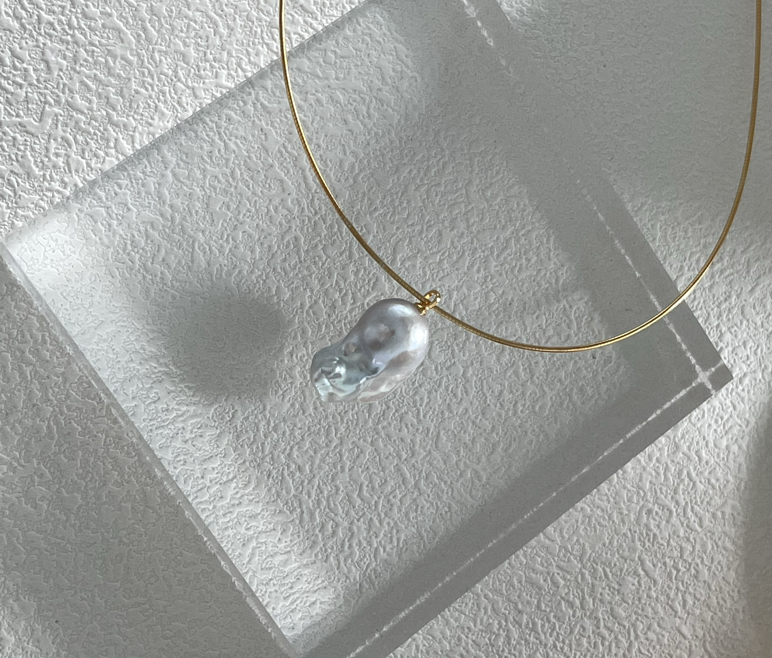 Baroque-style metal tail-hanging collar